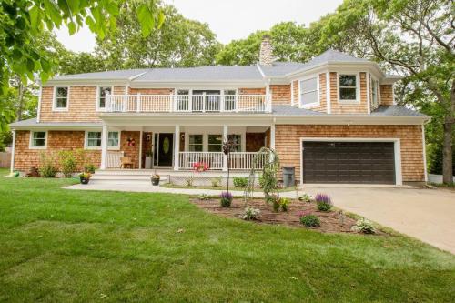 Enormous Getaway Home w/private pool in Hampton Bays, USA