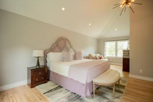 Enormous Getaway Home w/private pool in Hampton Bays, USA