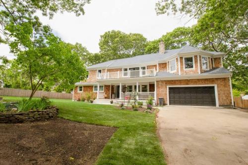 Enormous Getaway Home w/private pool in Hampton Bays, USA