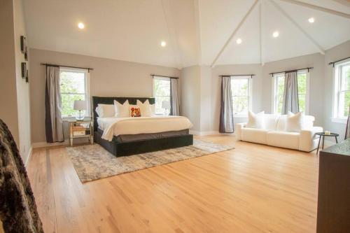Enormous Getaway Home w/private pool in Hampton Bays, USA