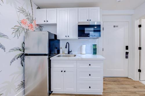 In Living Coral Studio Apartment in Galveston, USA