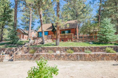 Big Bear Retreat - A charming mountain cabin with easy access to Big Bears attractions! in Big Bear Lake, USA