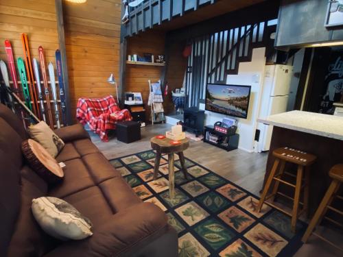 Bills Big Bear Bunkhouse - Beautiful home within a short drive to all Big Bear has to offer! in Big Bear City, USA