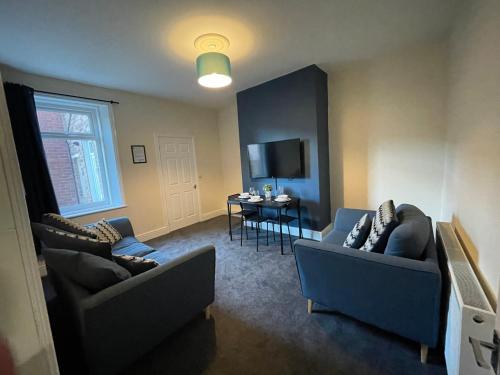 Howe - Newly refurbished 2 bedroom flat Free Parking 3