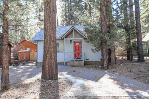 Ohana Lodge - Cozy newly remodeled one bedroom plus loft, cozy fireplace, walk to Shuttle!