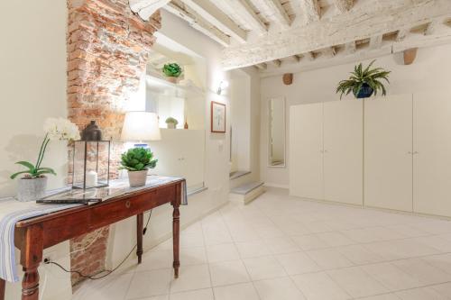One-Bedroom Apartment image 10