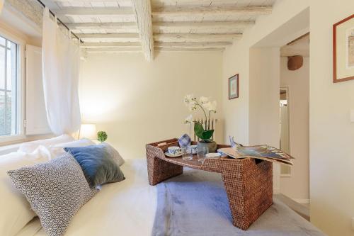 One-Bedroom Apartment image 2