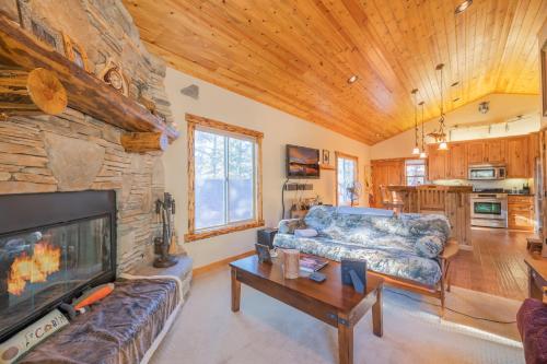 Pankratz Pines - Modern cabin with Bear Mountain slope views and a Jet Tub!