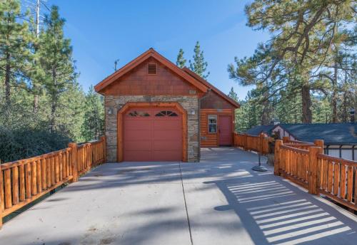 Pankratz Pines - Modern cabin with Bear Mountain slope views and a Jet Tub!