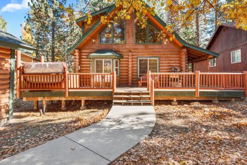 Papa Bear's Hideout - Dream Getaway with Hot Tub and Game Room!