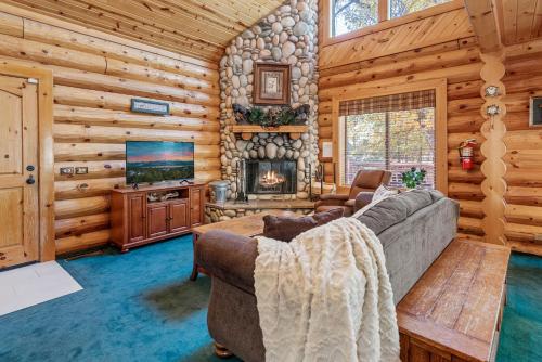 Papa Bears Hideout - Dream Getaway with Hot Tub and Game Room! in Big Bear Lake, USA