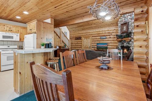 Papa Bears Hideout - Dream Getaway with Hot Tub and Game Room! in Big Bear Lake, USA