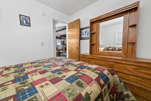 Boulder Bay Chalet Condo - Mountain charm condo with lake view and WIFI!