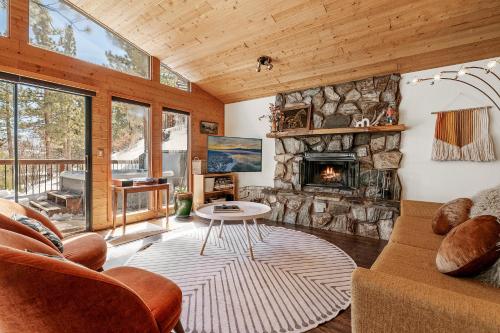 Nightcap Lodge- HOT TUB WITH BREATHTAKING MOUNTAIN VIEWS! in Fawnskin, USA