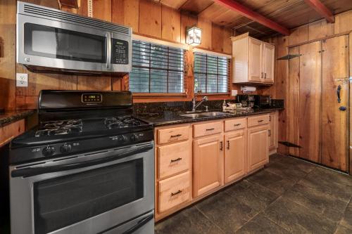 Nicoles Happy Place - Rustic and cozy cabin with a wood burning fireplace! in Big Bear Lake, USA