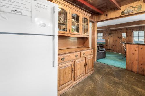Nicoles Happy Place - Rustic and cozy cabin with a wood burning fireplace! in Big Bear Lake, USA