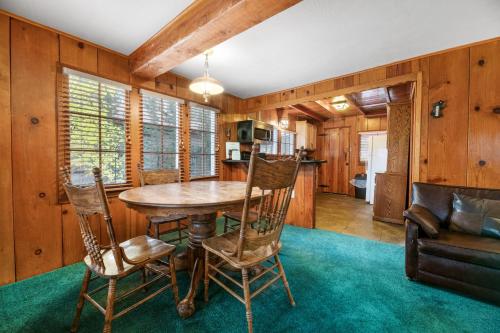 Nicoles Happy Place - Rustic and cozy cabin with a wood burning fireplace! in Big Bear Lake, USA