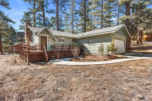 B&B Big Bear City - Snowridge - Charming classic cabin with a wood burning fireplace and WiFI! - Bed and Breakfast Big Bear City