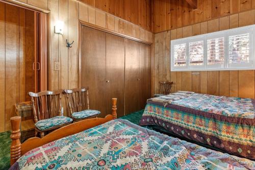 Snowridge - Charming classic cabin with a wood burning fireplace and WiFI! in Big Bear City, USA