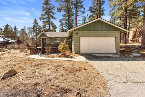 Snowridge - Charming classic cabin with a wood burning fireplace and WiFI! in Big Bear City, USA