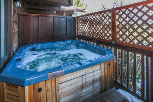 Snow Summit Townhouse - Snow summit at your doorstep! Private hot tub! in Big Bear Lake, USA