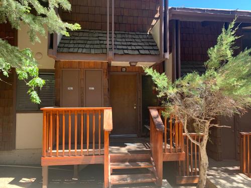 Snow Summit Townhouse - Snow summit at your doorstep! Private hot tub! in Big Bear Lake, USA
