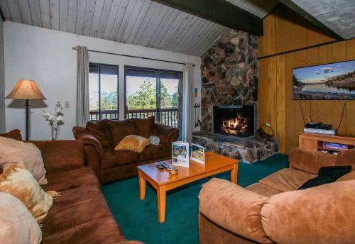 Snow Summit Townhouse - Snow summit at your doorstep! Private hot tub! in Big Bear Lake, USA