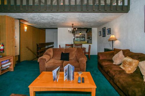 Snow Summit Townhouse - Snow summit at your doorstep! Private hot tub! in Big Bear Lake, USA