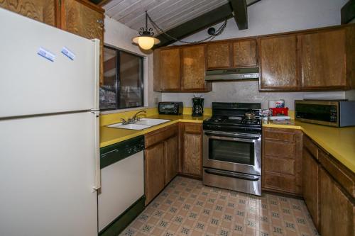 Snow Summit Townhouse - Snow summit at your doorstep! Private hot tub! in Big Bear Lake, USA