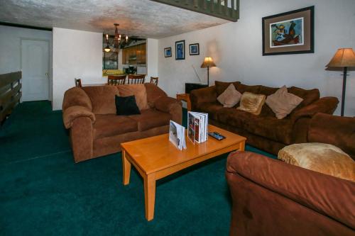 Snow Summit Townhouse - Snow summit at your doorstep! Private hot tub! in Big Bear Lake, USA