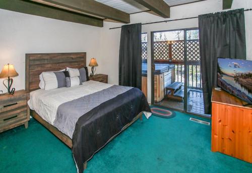 Snow Summit Townhouse - Snow summit at your doorstep! Private hot tub! in Big Bear Lake, USA