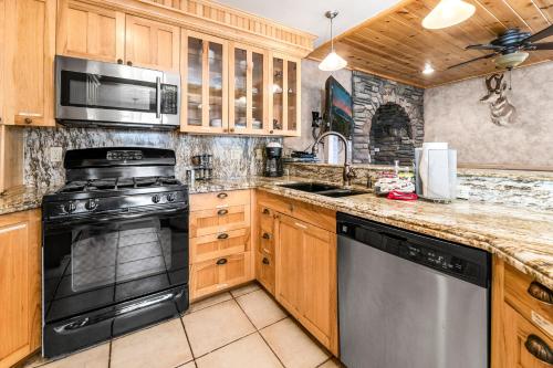 Casa Bella - Spacious mountain home, game room, WIFI, perfect for family gatherings! in Big Bear City, USA