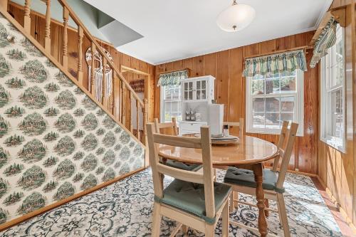 Oak Nesting - Great chalet style cabin at the end of the street with rustic stone gas log fireplace! in Big Bear Lake, USA