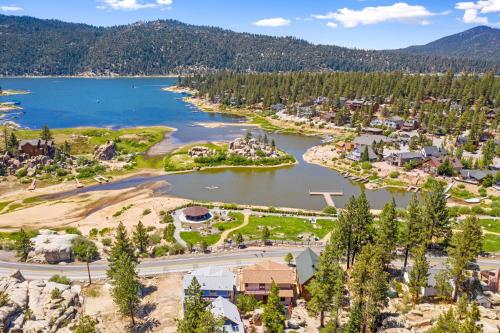 Mountain View Hideaway - Beautiful Moonridge home nestled among lush greenery! in Big Bear Lake, USA