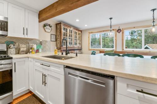 Casa Luna- Beautiful Maltby style home, just a short drive from Big Bears attractions! in Big Bear City, USA
