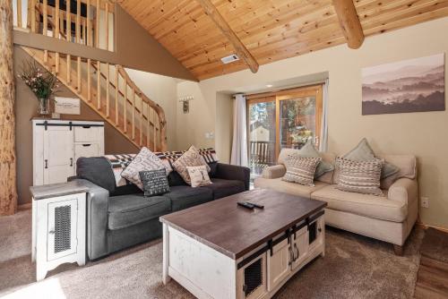 Nana Bear Manor - Quiet and spacious log cabin with hot tub perfect for a mountain getaway! in Big Bear City, USA