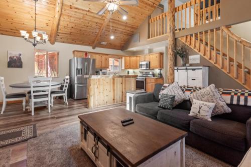 Nana Bear Manor - Quiet and spacious log cabin with hot tub perfect for a mountain getaway! in Big Bear City, USA
