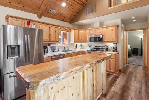 Nana Bear Manor - Quiet and spacious log cabin with hot tub perfect for a mountain getaway! in Big Bear City, USA