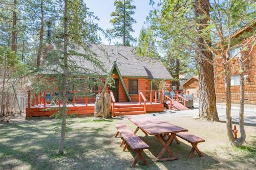 Nanas Cottage Retreat - Mountain retreat on a fenced lot and an original gold mountain fireplace! in Big Bear City, USA
