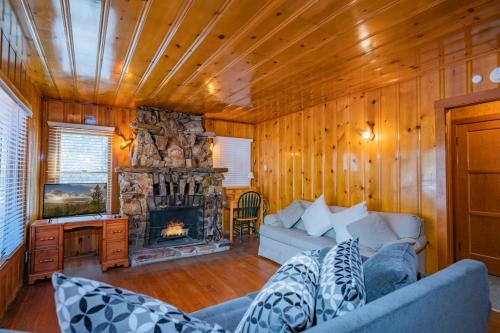 Nanas Cottage Retreat - Mountain retreat on a fenced lot and an original gold mountain fireplace! in Big Bear City, USA
