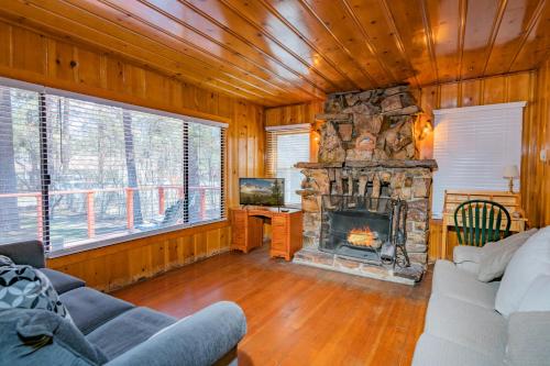 Nanas Cottage Retreat - Mountain retreat on a fenced lot and an original gold mountain fireplace! in Big Bear City, USA
