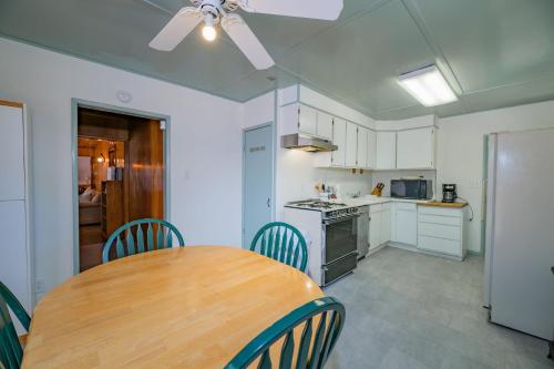Nanas Cottage Retreat - Mountain retreat on a fenced lot and an original gold mountain fireplace! in Big Bear City, USA