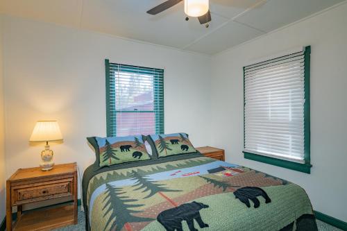 Nanas Cottage Retreat - Mountain retreat on a fenced lot and an original gold mountain fireplace! in Big Bear City, USA