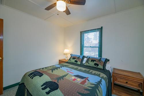 Nanas Cottage Retreat - Mountain retreat on a fenced lot and an original gold mountain fireplace! in Big Bear City, USA