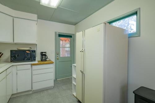 Nanas Cottage Retreat - Mountain retreat on a fenced lot and an original gold mountain fireplace! in Big Bear City, USA