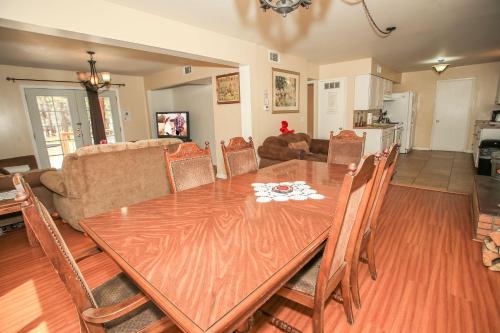 Mountain Fever - Offers a Foosball Table and Barbecue Grill and a large back deck! in Big Bear Lake, USA
