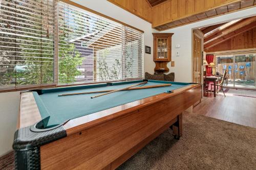 Catalina Retreat -Cozy mountain home in a tree filled neighborhood, plenty of games and a hot tub!