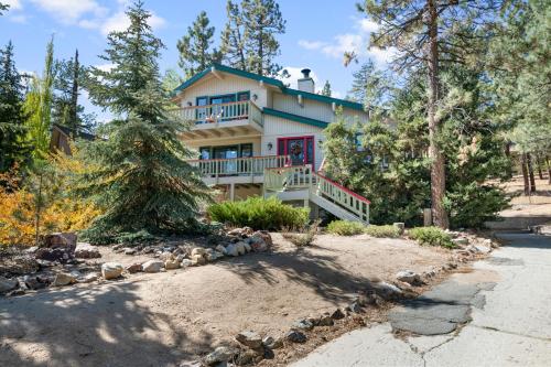 Lakeview Haven - Large cabin with game room close to the lake!