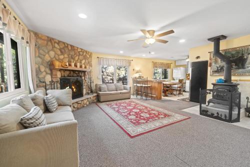 Iries Retreat - Perfect location for multi-generational groups! Sauna, hot tub, Jungle gym! in Sugarloaf, USA