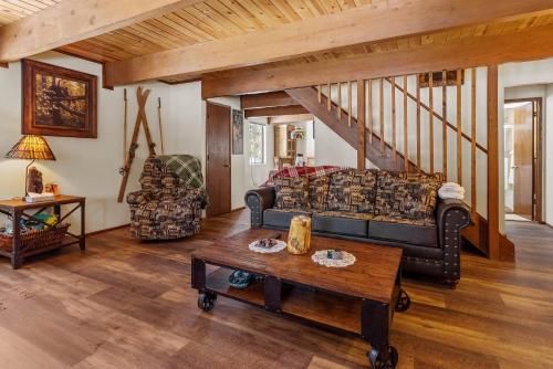 Ivvy Bear Lodge - Charming log cabin with Hot tub! Short walk to Village! in Big Bear Lake, USA